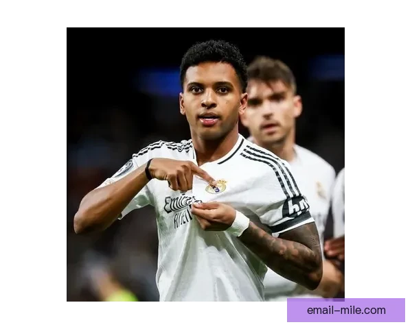 皇马前锋罗德里戈国家队比赛突遭背部伤势被迫提前退场引发球迷关注